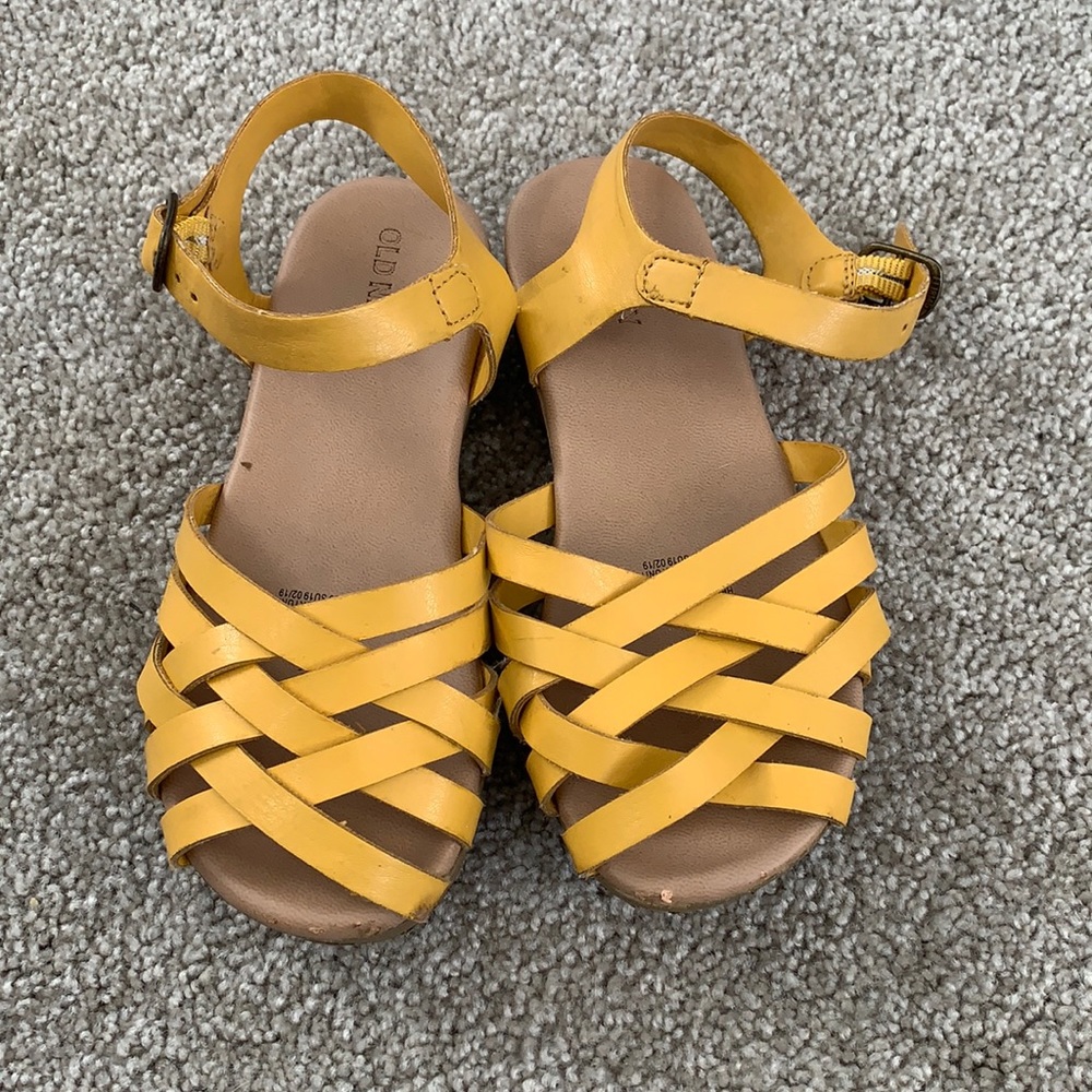 Girls yellow faux leather strappy clog Sz 10